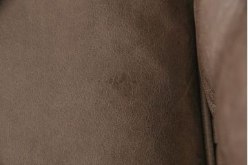 中古　イギリスハンドメイド家具　DISTINCTIVE CHESTERFIELDS(ディスティンクティブ・チェスターフィールド)　本革(レザー)　上質な空間づくりに取り入れたいチェスターフィールドソファ(3人掛け、三人掛け、英国)(R-066371)