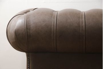 中古　イギリスハンドメイド家具　DISTINCTIVE CHESTERFIELDS(ディスティンクティブ・チェスターフィールド)　本革(レザー)　上質な空間づくりに取り入れたいチェスターフィールドソファ(3人掛け、三人掛け、英国)(R-066371)