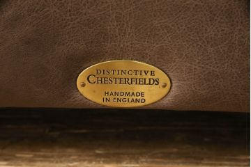 中古　イギリスハンドメイド家具　DISTINCTIVE CHESTERFIELDS(ディスティンクティブ・チェスターフィールド)　本革(レザー)　上質な空間づくりに取り入れたいチェスターフィールドソファ(3人掛け、三人掛け、英国)(R-066371)