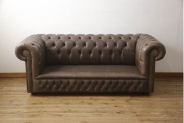 中古　イギリスハンドメイド家具　DISTINCTIVE CHESTERFIELDS(ディスティンクティブ・チェスターフィールド)　本革(レザー)　上質な空間づくりに取り入れたいチェスターフィールドソファ(3人掛け、三人掛け、英国)(R-066371)
