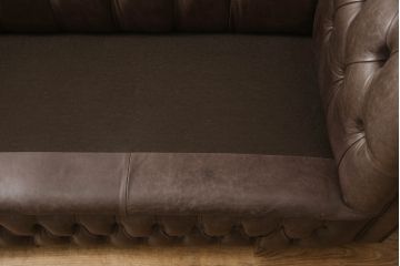 中古　イギリスハンドメイド家具　DISTINCTIVE CHESTERFIELDS(ディスティンクティブ・チェスターフィールド)　本革(レザー)　上質な空間づくりに取り入れたいチェスターフィールドソファ(3人掛け、三人掛け、英国)(R-066371)