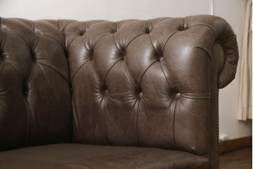 中古　イギリスハンドメイド家具　DISTINCTIVE CHESTERFIELDS(ディスティンクティブ・チェスターフィールド)　本革(レザー)　上質な空間づくりに取り入れたいチェスターフィールドソファ(3人掛け、三人掛け、英国)(R-066371)
