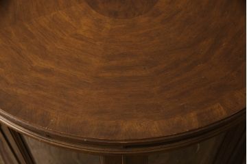 中古　DREXEL HERITAGE(ドレクセルヘリテイジ)　Cameo Classics(キャメオクラシックス)　ハーフムーン(半月型)　照明付き!!美しい曲線デザインに目を奪われるキャビネット(ホールチェスト、サイドボード、サイドキャビネット、飾り棚、ショーケース、収納棚、戸棚、半円型)(R-066373)
