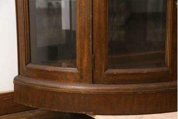 中古　DREXEL HERITAGE(ドレクセルヘリテイジ)　Cameo Classics(キャメオクラシックス)　ハーフムーン(半月型)　照明付き!!美しい曲線デザインに目を奪われるキャビネット(ホールチェスト、サイドボード、サイドキャビネット、飾り棚、ショーケース、収納棚、戸棚、半円型)(R-066373)