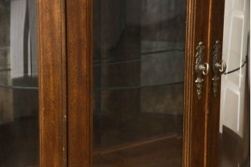 中古　DREXEL HERITAGE(ドレクセルヘリテイジ)　Cameo Classics(キャメオクラシックス)　ハーフムーン(半月型)　照明付き!!美しい曲線デザインに目を奪われるキャビネット(ホールチェスト、サイドボード、サイドキャビネット、飾り棚、ショーケース、収納棚、戸棚、半円型)(R-066373)