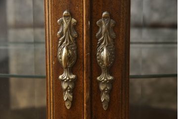 中古　DREXEL HERITAGE(ドレクセルヘリテイジ)　Cameo Classics(キャメオクラシックス)　ハーフムーン(半月型)　照明付き!!美しい曲線デザインに目を奪われるキャビネット(ホールチェスト、サイドボード、サイドキャビネット、飾り棚、ショーケース、収納棚、戸棚、半円型)(R-066373)