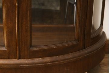 中古　DREXEL HERITAGE(ドレクセルヘリテイジ)　Cameo Classics(キャメオクラシックス)　ハーフムーン(半月型)　照明付き!!美しい曲線デザインに目を奪われるキャビネット(ホールチェスト、サイドボード、サイドキャビネット、飾り棚、ショーケース、収納棚、戸棚、半円型)(R-066373)