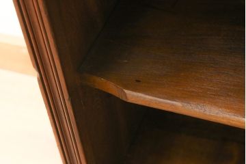 イギリスアンティーク　ウォールナット材　優美な佇まいが魅力の彫刻入りサイドキャビネット(電話台、収納棚、戸棚、花台、飾り台、英国)(R-066376)