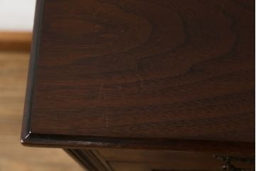 イギリスアンティーク　ウォールナット材　優美な佇まいが魅力の彫刻入りサイドキャビネット(電話台、収納棚、戸棚、花台、飾り台、英国)(R-066376)