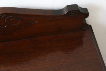 イギリスアンティーク　ウォールナット材　優美な佇まいが魅力の彫刻入りサイドキャビネット(電話台、収納棚、戸棚、花台、飾り台、英国)(R-066376)