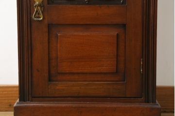 イギリスアンティーク　ウォールナット材　優美な佇まいが魅力の彫刻入りサイドキャビネット(電話台、収納棚、戸棚、花台、飾り台、英国)(R-066376)