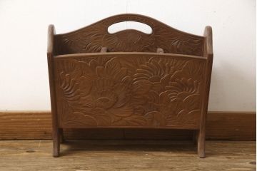 中古　日光彫り　隅々まで彫刻された牡丹の花が目を引くマガジンラック(スリッパラック、スリッパ立て、小物収納、リモコンラック)(R-066378)