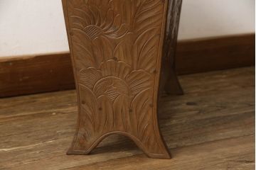 中古　日光彫り　隅々まで彫刻された牡丹の花が目を引くマガジンラック(スリッパラック、スリッパ立て、小物収納、リモコンラック)(R-066378)