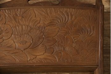 中古　日光彫り　隅々まで彫刻された牡丹の花が目を引くマガジンラック(スリッパラック、スリッパ立て、小物収納、リモコンラック)(R-066378)