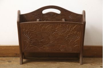 中古　日光彫り　隅々まで彫刻された牡丹の花が目を引くマガジンラック(スリッパラック、スリッパ立て、小物収納、リモコンラック)(R-066378)