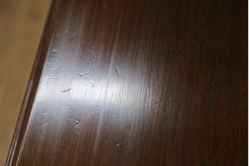 イギリスアンティーク　マホガニー材の美しい杢目が目を引く猫脚キャビネット(収納棚、戸棚、サイドボード、サイドキャビネット、飾り棚、英国)(R-066380)