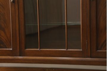 イギリスアンティーク　マホガニー材の美しい杢目が目を引く猫脚キャビネット(収納棚、戸棚、サイドボード、サイドキャビネット、飾り棚、英国)(R-066380)