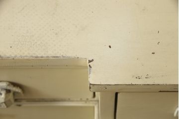 アメリカビンテージ　ペイント仕上げ限定　シャビーな風合いがお洒落なサイドボード(サイドキャビネット、引き出し、リビングボード、収納棚、戸棚、ヴィンテージ)(R-066381)