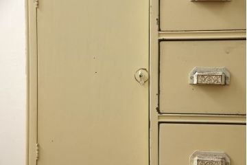 アメリカビンテージ　ペイント仕上げ限定　シャビーな風合いがお洒落なサイドボード(サイドキャビネット、引き出し、リビングボード、収納棚、戸棚、ヴィンテージ)(R-066381)