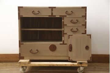 和製アンティーク　赤茶の金具がアクセントの総桐材製小箪笥(総桐箪笥、総桐たんす、小物収納、卓上収納、引き出し、収納タンス、時代箪笥)(R-066382)