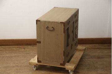 和製アンティーク　赤茶の金具がアクセントの総桐材製小箪笥(総桐箪笥、総桐たんす、小物収納、卓上収納、引き出し、収納タンス、時代箪笥)(R-066382)