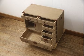 和製アンティーク　赤茶の金具がアクセントの総桐材製小箪笥(総桐箪笥、総桐たんす、小物収納、卓上収納、引き出し、収納タンス、時代箪笥)(R-066382)