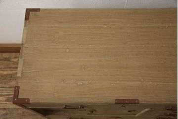 和製アンティーク　赤茶の金具がアクセントの総桐材製小箪笥(総桐箪笥、総桐たんす、小物収納、卓上収納、引き出し、収納タンス、時代箪笥)(R-066382)