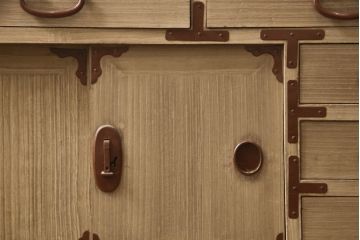 和製アンティーク　赤茶の金具がアクセントの総桐材製小箪笥(総桐箪笥、総桐たんす、小物収納、卓上収納、引き出し、収納タンス、時代箪笥)(R-066382)