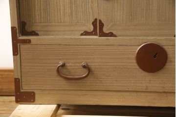 和製アンティーク　赤茶の金具がアクセントの総桐材製小箪笥(総桐箪笥、総桐たんす、小物収納、卓上収納、引き出し、収納タンス、時代箪笥)(R-066382)