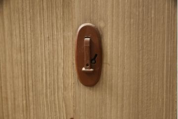 和製アンティーク　赤茶の金具がアクセントの総桐材製小箪笥(総桐箪笥、総桐たんす、小物収納、卓上収納、引き出し、収納タンス、時代箪笥)(R-066382)