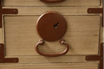 和製アンティーク　赤茶の金具がアクセントの総桐材製小箪笥(総桐箪笥、総桐たんす、小物収納、卓上収納、引き出し、収納タンス、時代箪笥)(R-066382)