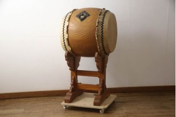 中古　松島太鼓店　太鼓台付き　バチ付き　刳り貫き太鼓(くり貫き太鼓、和太鼓、大太鼓)(R-066384)
