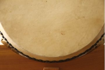 中古　松島太鼓店　太鼓台付き　バチ付き　刳り貫き太鼓(くり貫き太鼓、和太鼓、大太鼓)(R-066384)