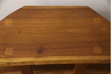 中古　一枚板　栗材の木色が優しい印象を与えるコーナーテレビボード(テレビ台、コーナーラック、オープンシェルフ、飾り台、花台、ウォールナット、ウォルナット)(R-066388)
