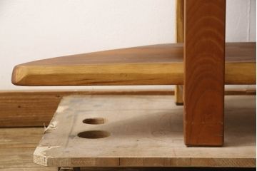 中古　一枚板　栗材の木色が優しい印象を与えるコーナーテレビボード(テレビ台、コーナーラック、オープンシェルフ、飾り台、花台、ウォールナット、ウォルナット)(R-066388)