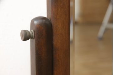 和製ビンテージ　北海道民芸家具　シックな色合いが魅力的!!シンプルなデザインの卓上ミラー(置き鏡、スタンドミラー、ヴィンテージ)(R-066394)
