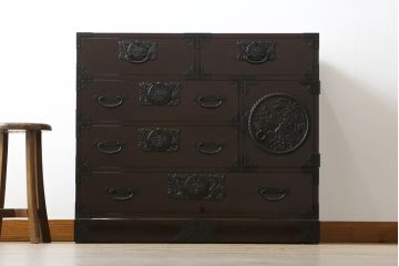 中古　渡辺家具店　漆塗り　木地呂塗り　上品な佇まいが美しい仙台箪笥(和タンス、衣装箪笥、収納たんす、引き出し)(R-066397)