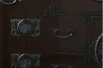 中古　渡辺家具店　漆塗り　木地呂塗り　上品な佇まいが美しい仙台箪笥(和タンス、衣装箪笥、収納たんす、引き出し)(R-066397)