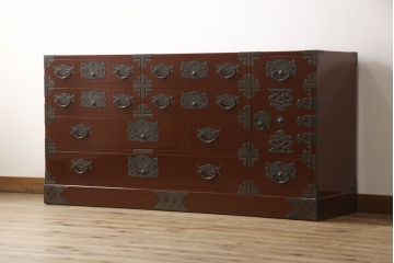 中古　美品!!　欅産業製　特注　漆塗り　朱塗り　上品な牡丹の金具がアクセントの米沢箪笥サイドボード(和タンス、収納たんす、引き出し)(定価約150万円)(R-066398)