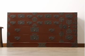 中古　美品!!　欅産業製　特注　漆塗り　朱塗り　上品な牡丹の金具がアクセントの米沢箪笥サイドボード(和タンス、収納たんす、引き出し)(定価約150万円)(R-066398)