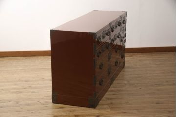 中古　美品!!　欅産業製　特注　漆塗り　朱塗り　上品な牡丹の金具がアクセントの米沢箪笥サイドボード(和タンス、収納たんす、引き出し)(定価約150万円)(R-066398)