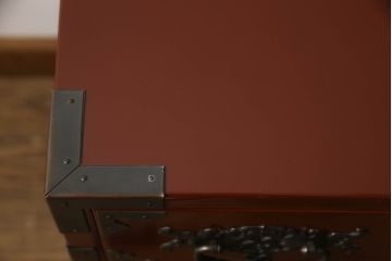 中古　美品!!　欅産業製　特注　漆塗り　朱塗り　上品な牡丹の金具がアクセントの米沢箪笥サイドボード(和タンス、収納たんす、引き出し)(定価約150万円)(R-066398)
