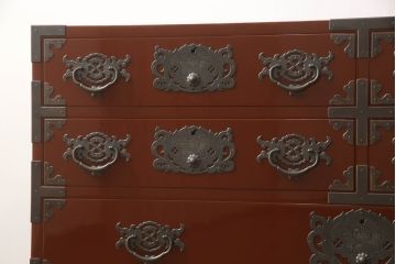 中古　美品!!　欅産業製　特注　漆塗り　朱塗り　上品な牡丹の金具がアクセントの米沢箪笥サイドボード(和タンス、収納たんす、引き出し)(定価約150万円)(R-066398)