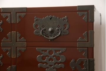 中古　美品!!　欅産業製　特注　漆塗り　朱塗り　上品な牡丹の金具がアクセントの米沢箪笥サイドボード(和タンス、収納たんす、引き出し)(定価約150万円)(R-066398)