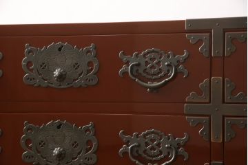 中古　美品!!　欅産業製　特注　漆塗り　朱塗り　上品な牡丹の金具がアクセントの米沢箪笥サイドボード(和タンス、収納たんす、引き出し)(定価約150万円)(R-066398)