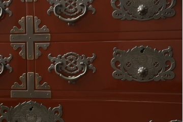 中古　美品!!　欅産業製　特注　漆塗り　朱塗り　上品な牡丹の金具がアクセントの米沢箪笥サイドボード(和タンス、収納たんす、引き出し)(定価約150万円)(R-066398)