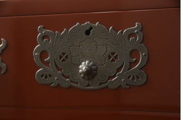 中古　美品!!　欅産業製　特注　漆塗り　朱塗り　上品な牡丹の金具がアクセントの米沢箪笥サイドボード(和タンス、収納たんす、引き出し)(定価約150万円)(R-066398)