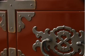 中古　美品!!　欅産業製　特注　漆塗り　朱塗り　上品な牡丹の金具がアクセントの米沢箪笥サイドボード(和タンス、収納たんす、引き出し)(定価約150万円)(R-066398)