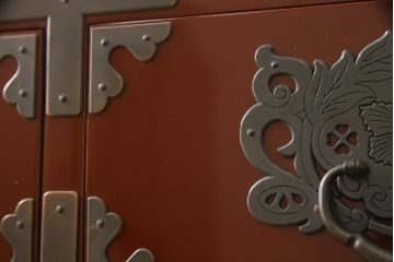 中古　美品!!　欅産業製　特注　漆塗り　朱塗り　上品な牡丹の金具がアクセントの米沢箪笥サイドボード(和タンス、収納たんす、引き出し)(定価約150万円)(R-066398)