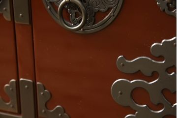 中古　美品!!　欅産業製　特注　漆塗り　朱塗り　上品な牡丹の金具がアクセントの米沢箪笥サイドボード(和タンス、収納たんす、引き出し)(定価約150万円)(R-066398)